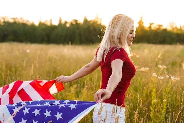 Piękna młoda kobieta z flagą USA