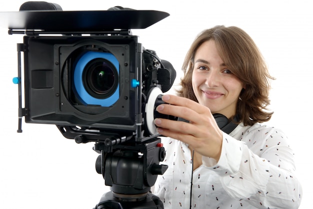 Piękna młoda kobieta z kamerą wideo DSLR