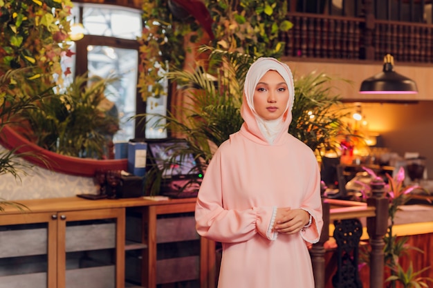 Piękna Młoda Kobieta Z Różowym Hidżabem.