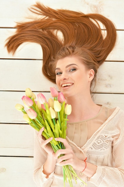 Zdjęcie piękna młoda kobieta z tulipanów