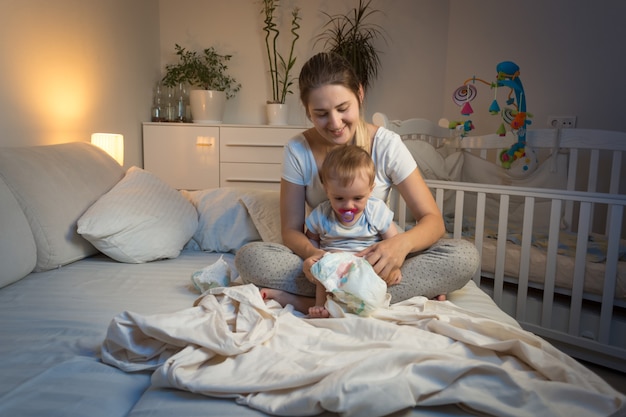 Piękna młoda mama opiekuje się maluchem