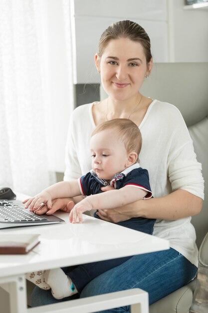 Piękna młoda mama opiekuje się maluchem