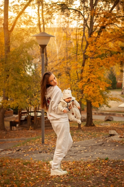 Piękna młoda mama z córeczką jesienią