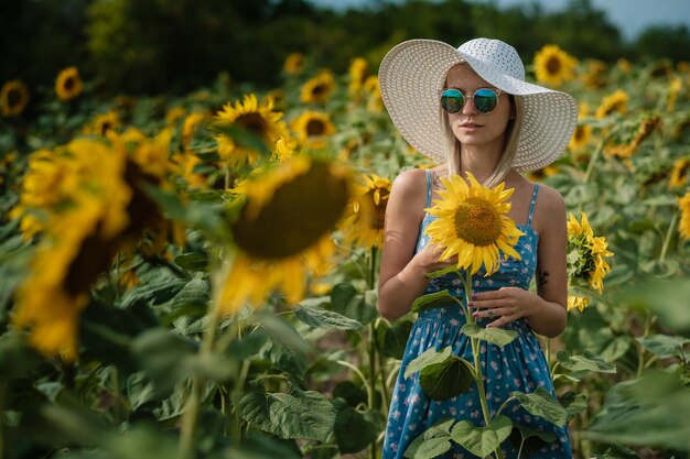 Piękna młoda modelka pozowanie