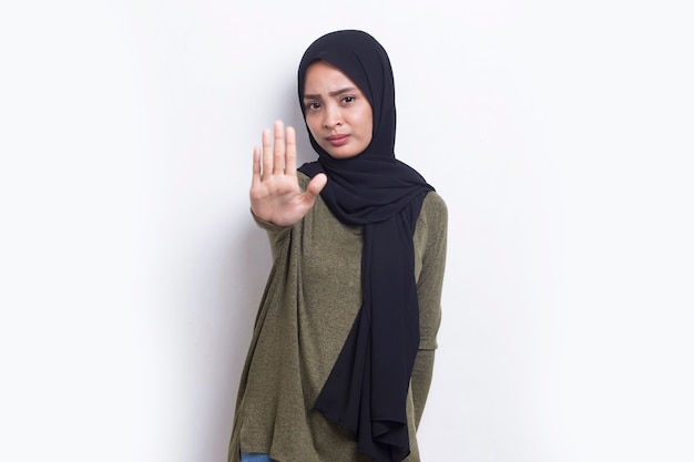 Piękna Młoda Muzułmanka Z Otwartą Dłonią Robi Znak Stopu Z Poważnym Gestem Obrony Wyrazu