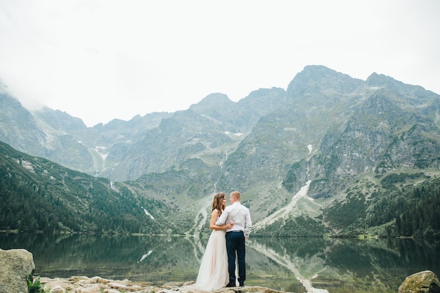 Piękna młoda para nad jeziorem w Tatrach w Polsce Morskie Oko