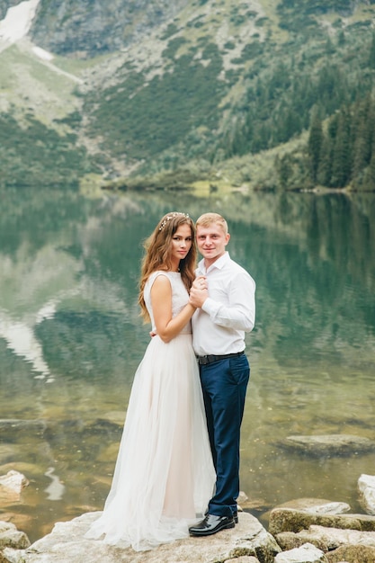 Piękna młoda para nad jeziorem w Tatrach w Polsce Morskie Oko