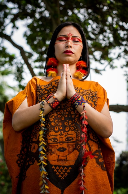 Zdjęcie piękna młoda peruwiańska kobieta z kultury yanesha pozująca w sukniach, biżuterii, makijażu, ubraniach.