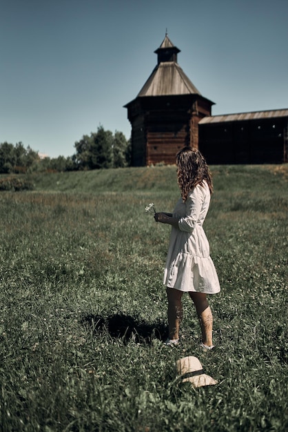 Piękna młoda romantyczna dziewczyna w parku, naturalne piękno, naturalność, eko odpoczynek.