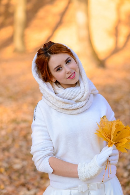 Piękna młoda rudzielec kobieta w jesień parku