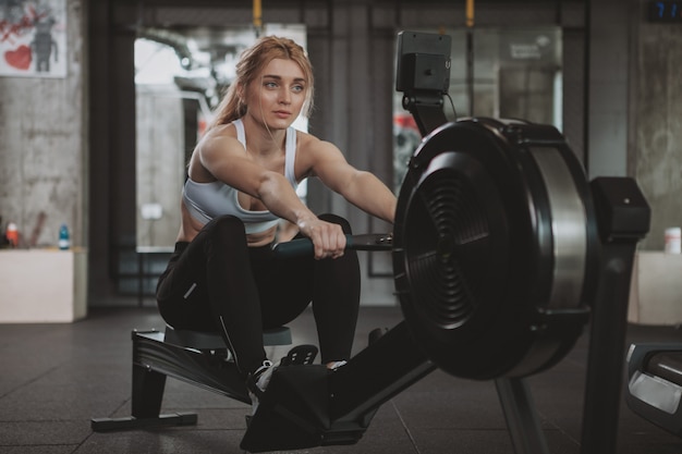 Piękna młoda sprawności fizycznej kobieta pracująca przy gym out