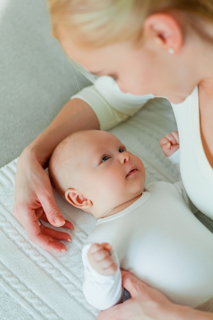 Piękna młoda szczęśliwa mama i dziecko