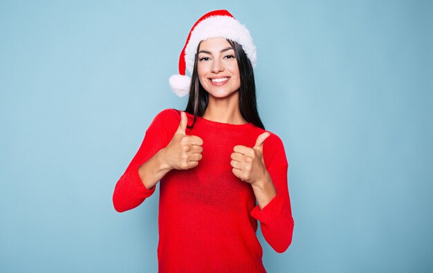 Piękna Młoda Uśmiechnięta Kobieta W Santa Hat Na Białym Tle