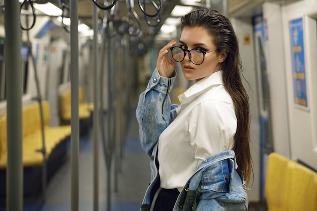 piękna modelka pozuje w wagonie pociągu metra