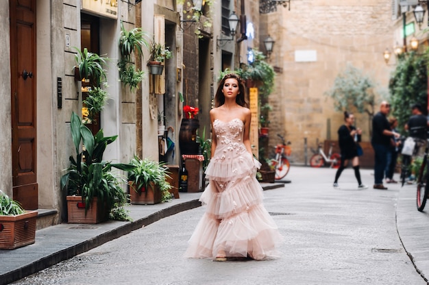 Piękna Modelka W Różowej Sukni ślubnej Sfotografowana We Florencji, Sesja Zdjęciowa We Florencji Panna Młoda.