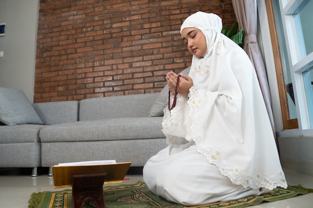 Piękna Muzułmańska Kobieta Czyta Koran