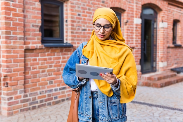 Piękna muzułmańska studentka z tabletem