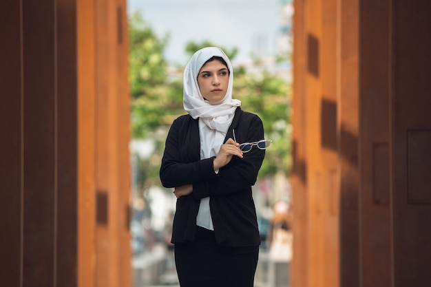 Piękna Muzułmańska Sukcesy Bizneswoman Portret Pewny Siebie Szczęśliwy Prezes