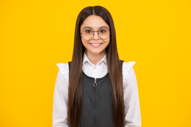 Piękna nastolatka studentka Portret nastolatka uczennica na białym tle Sprytna uczennica nerd inteligentne dziecko Szczęśliwa dziewczyna twarz pozytywne i uśmiechnięte emocje