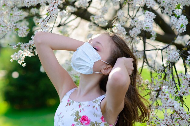 Piękna nastolatka ubrana w maskę ochronną