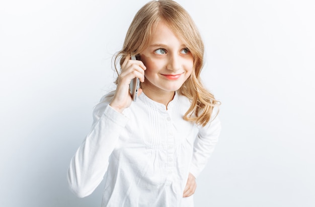 Piękna nastoletnia dziewczyna opowiada na telefonie komórkowym