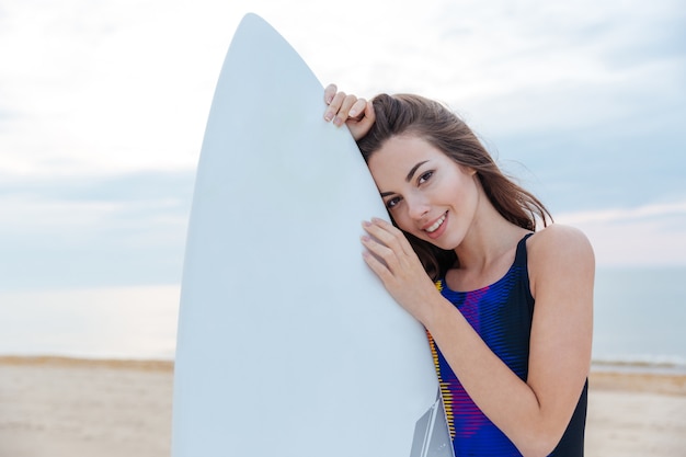 Piękna Nastoletnia Surferka Stojąca Z Deską Surfingową Na Plaży