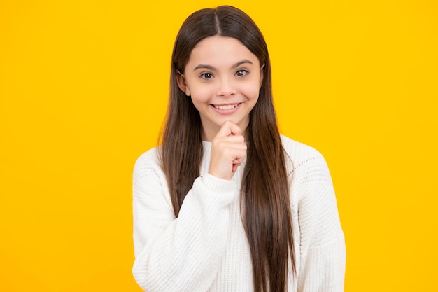 Piękna nastoletnia uczennica Portret nastolatka ze szkoły na białym tle Sprytna uczennica nerd inteligentne dziecko