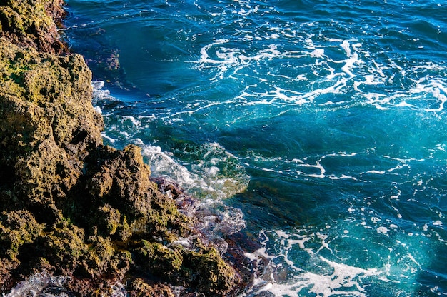 Piękna naturalna skała australijskiej plaży. Niesamowite błękitnozielone morze i słoneczny wietrzny dzień.