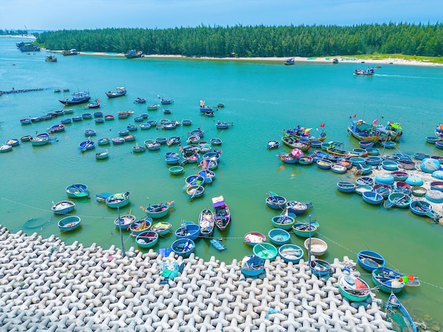 Piękna niebieska panorama panoramiczna w Loc An Canal Krajobraz port rybacki z betonowymi blokami chroniącymi przed tsunami Pejzaż i łodzie na morzu Loc An Wioska w pobliżu miasta Vung Tau