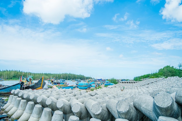 Piękna niebieska panorama panoramiczna w Loc An Canal Krajobraz portu rybackiego z tsunami