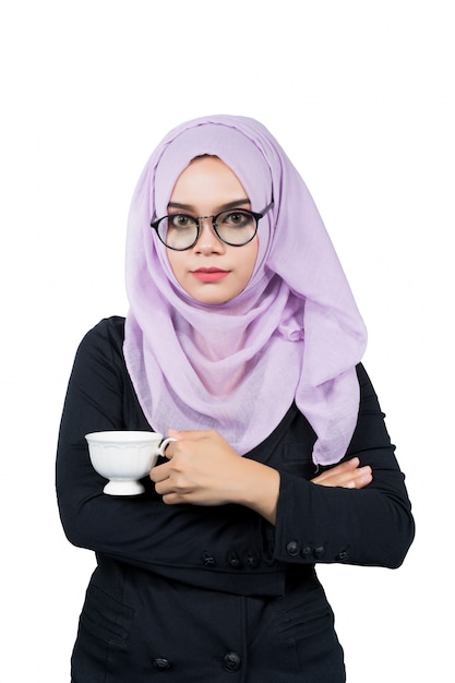Piękna Nowożytna Młoda Azjatycka Muzułmańska Biznesowa Kobieta Trzyma Białą Filiżankę, Odizolowywająca.