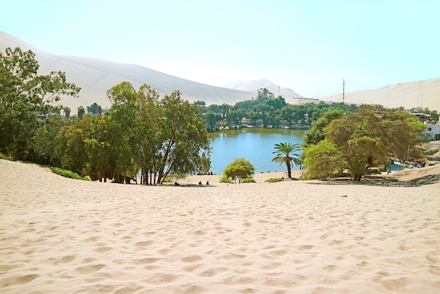 Piękna oaza Huacachina otoczona wydmami, region Ica, Peru