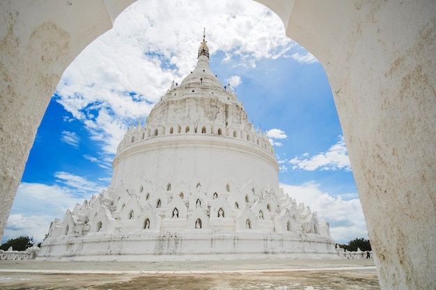 Piękna pagoda Hsinbyume (Mya Thein Dan) lub o nazwie Taj Mahal z rzeki Irrawaddy