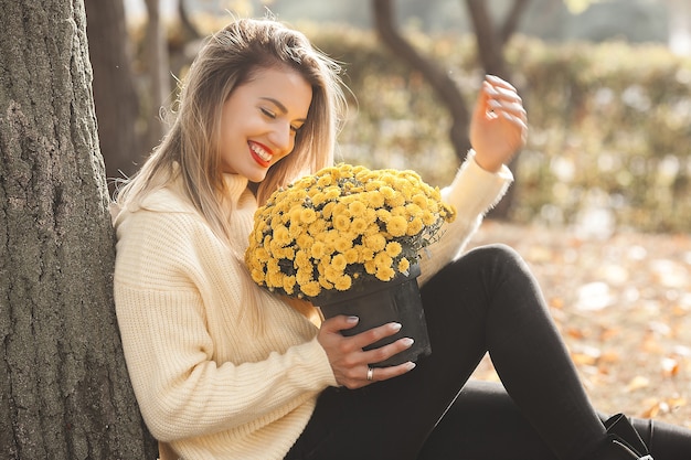 Piękna pani z żółtymi kwiatami