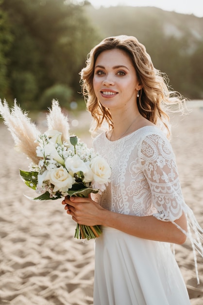 Piękna Panna Młoda Portret Na Plaży