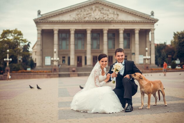 Piękna Panna Młoda uśmiecha się bardzo szczerze