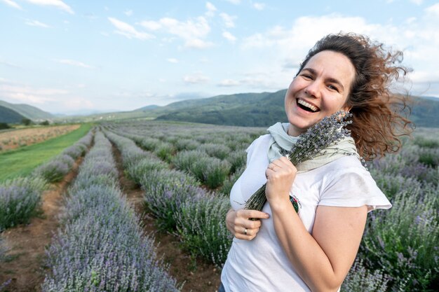 Zdjęcie piękna panorama na szczyty i chmury oraz karpaty