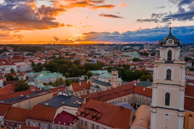 Piękna panorama starego miasta Wilna o zachodzie słońca. Magiczny zachód słońca nad miastem. Widok ze starego miasta w pobliżu katedry.