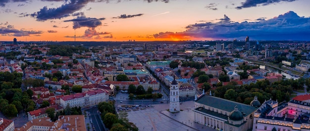 Piękna panorama starego miasta Wilna o zachodzie słońca. Magiczny zachód słońca nad miastem. Widok ze starego miasta w pobliżu katedry.