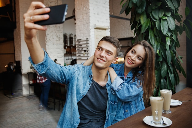 Piękna para bierze fotografie w sklep z kawą