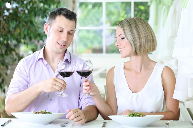 Piękna Para Jedząca Romantyczną Kolację W Restauracji?