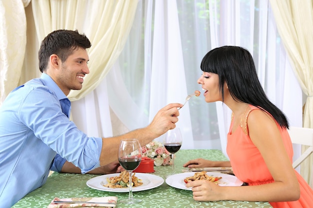 Piękna para jedząca romantyczną kolację w restauracji?