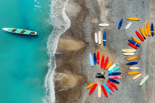 Piękna Para Leży Na Plaży We Francji Obok Desek Surfingowych, Strzelając Z Quadkoptera