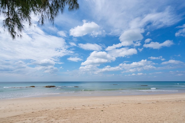 Piękna piaszczysta plaża i morze z czystym błękitnym niebem Niesamowita plaża błękitne niebo piasek słońce światło dzienne relaks krajobraz widok na wyspie Phuket Tajlandia Lato i tło podróży