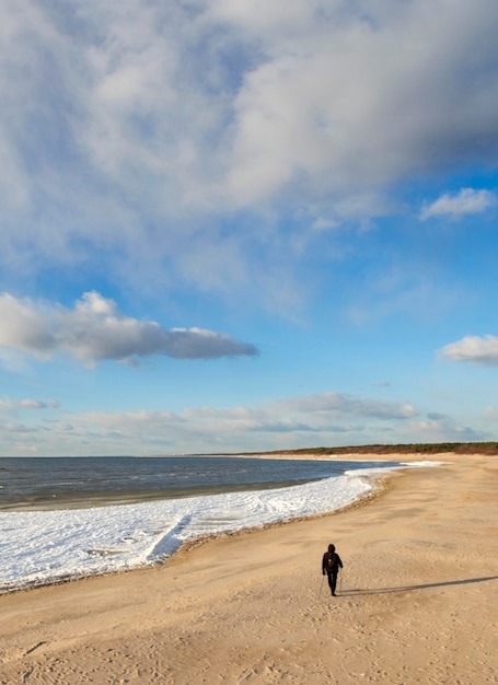 Piękna piaszczysta zimowa plaża w słoneczne popołudnie w Połądze na Litwie