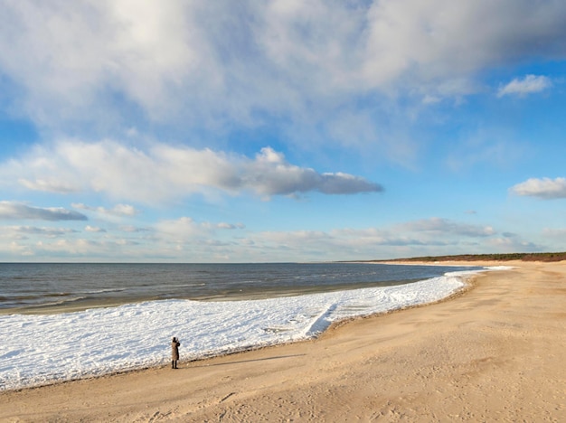 Piękna piaszczysta zimowa plaża w słoneczne popołudnie w Połądze na Litwie