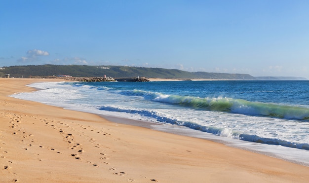 Piękna plaża i wybrzeże w Portugalii, Nazare