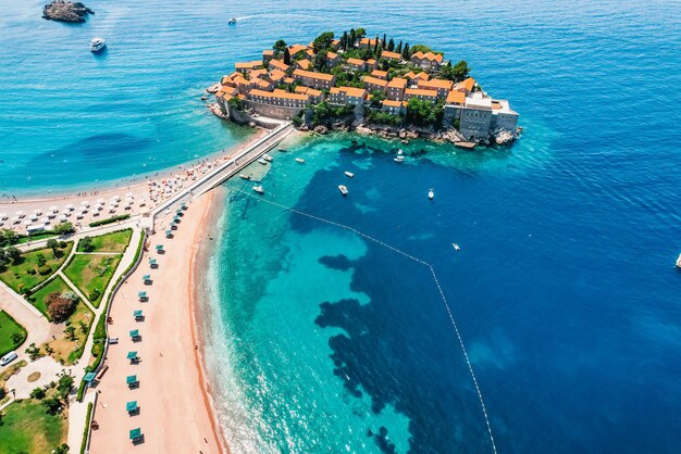 Piękna plaża i wyspa Sveti Stefan w pobliżu Budwy Czarnogóra Luksusowy kurort na Morzu Adriatyckim