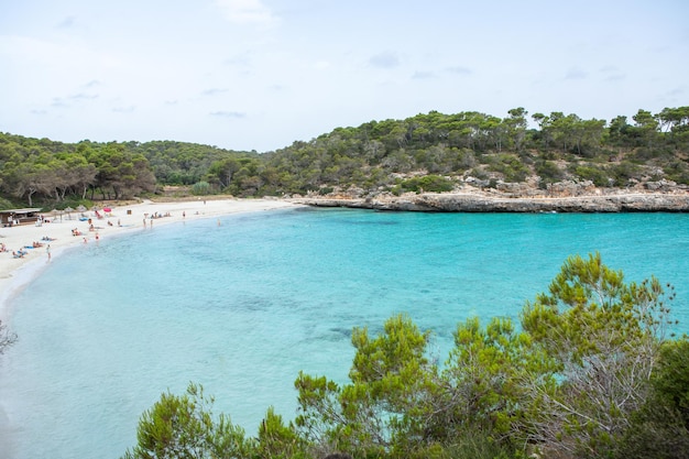 Piękna plaża krajobraz egzotyczna tropikalna wyspa natura błękitna woda morska fale oceanu na Majorce