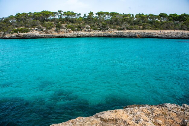 Piękna plaża krajobraz egzotyczna tropikalna wyspa natura błękitna woda morska fale oceanu na Majorce